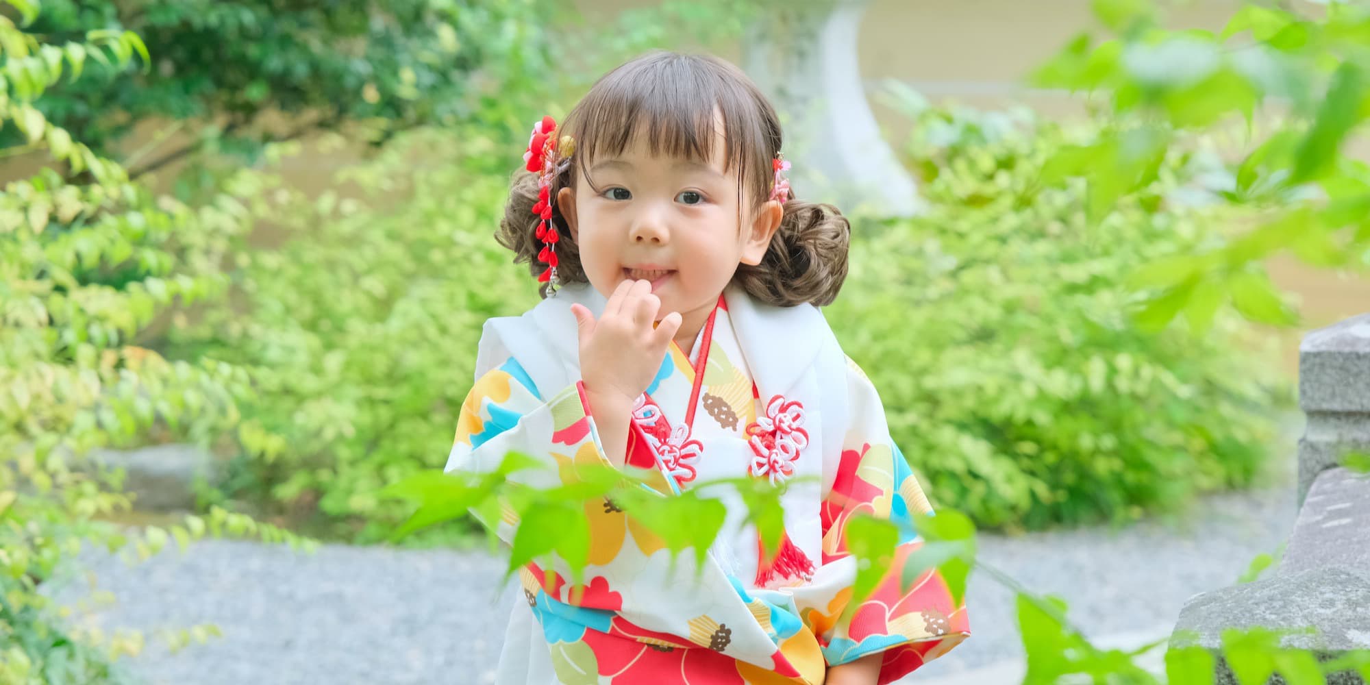 七五三の着物を着た子ども