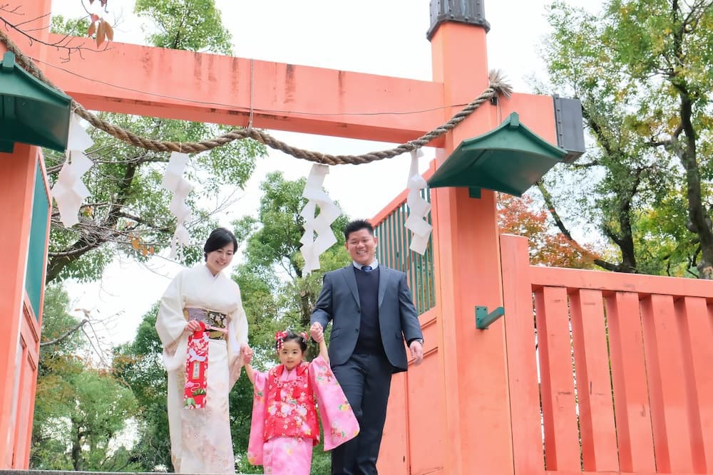 神社に参拝している家族