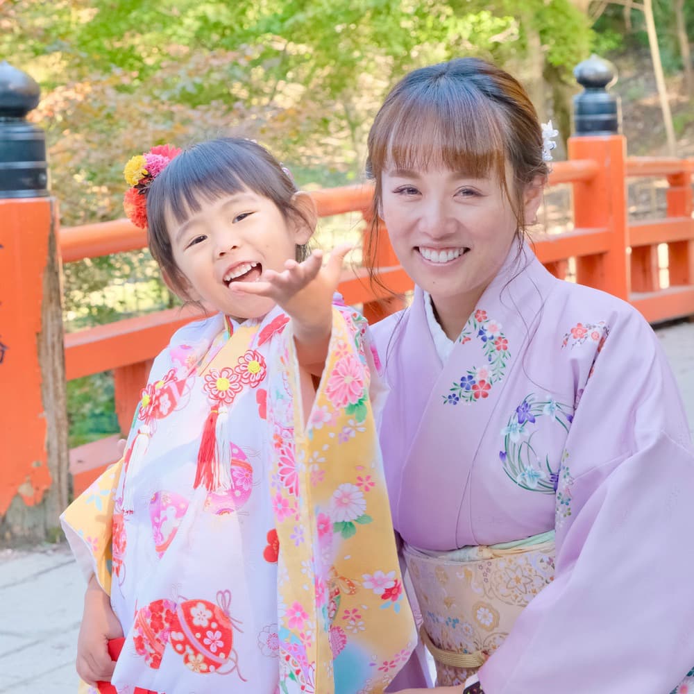 七五三の着物を着た子ども