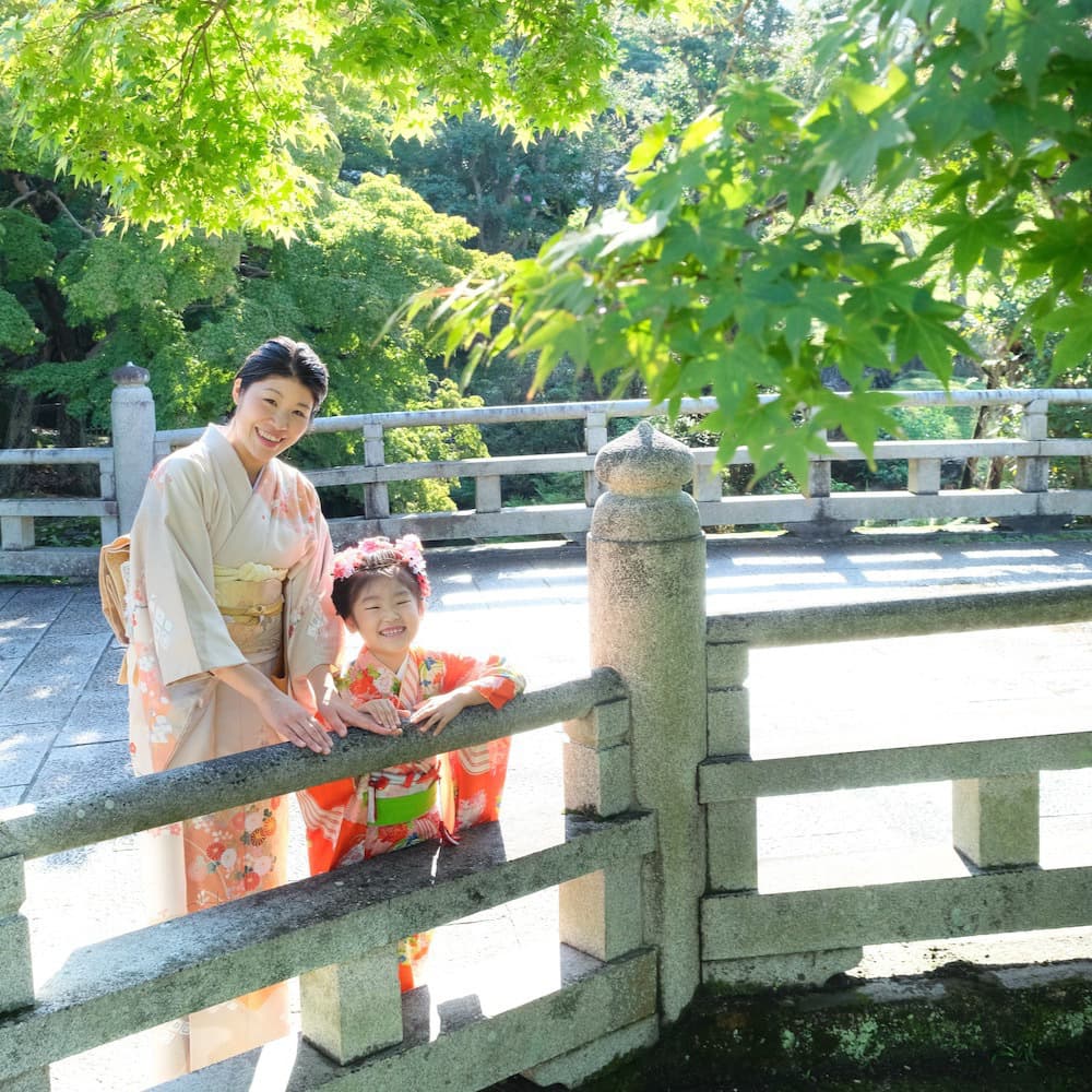 七五三の着物を着た子ども