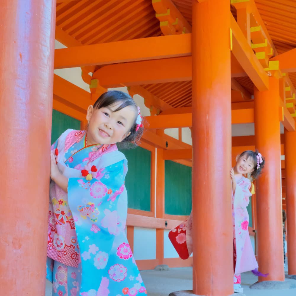 七五三の着物を着た子ども