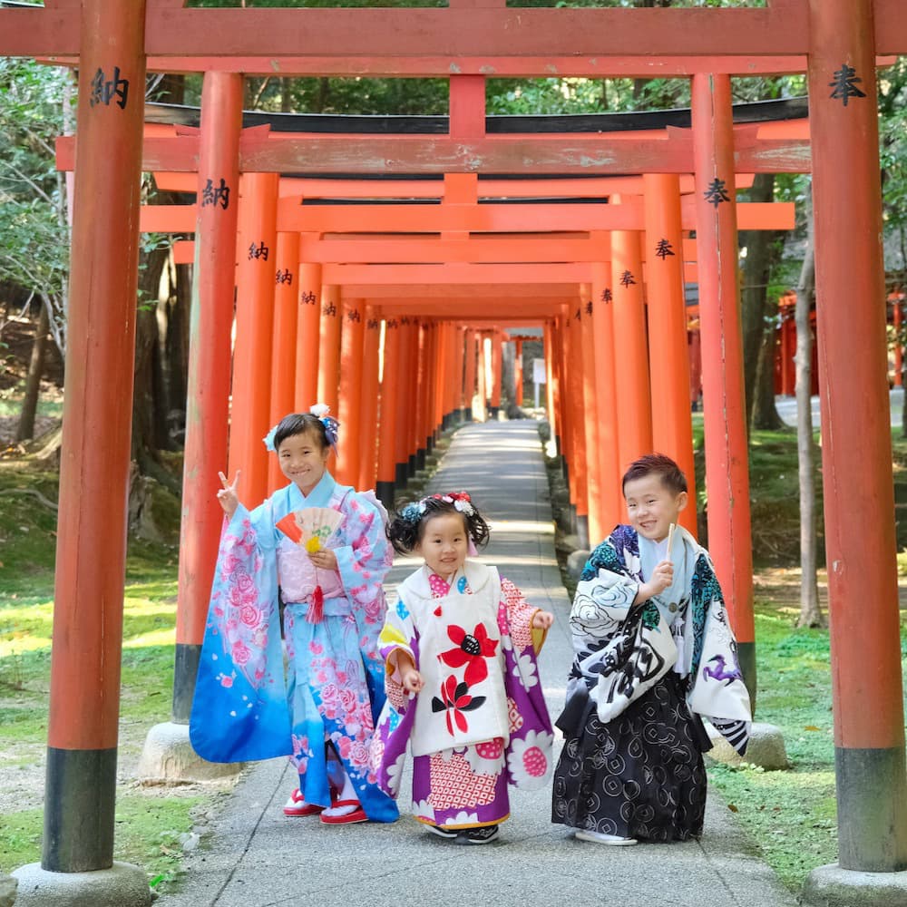 七五三の着物を着た子ども