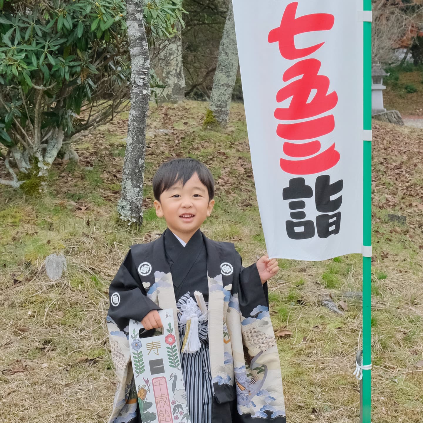 神社で七五三の着物の女の子と男の子