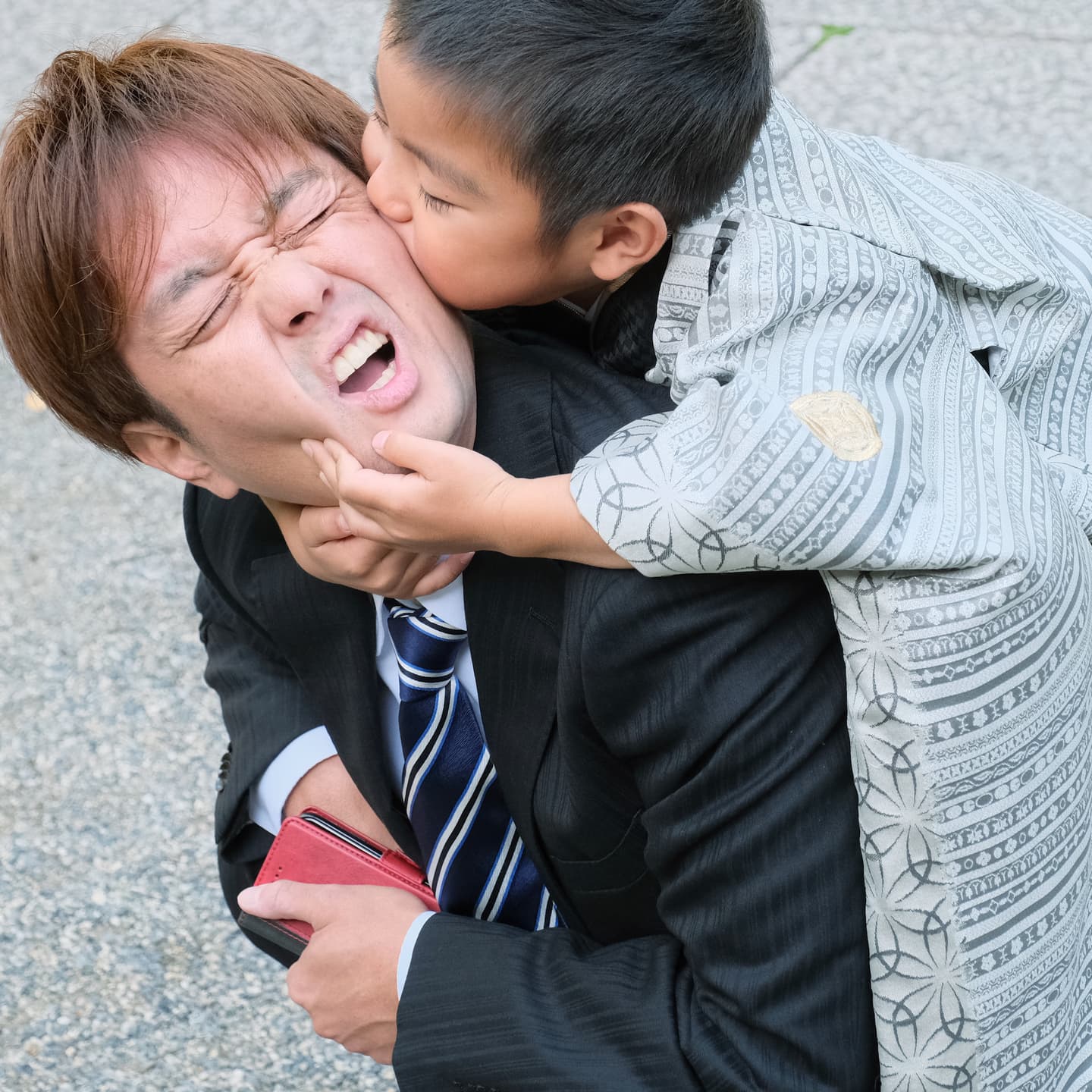 神社で七五三の着物の女の子と男の子
