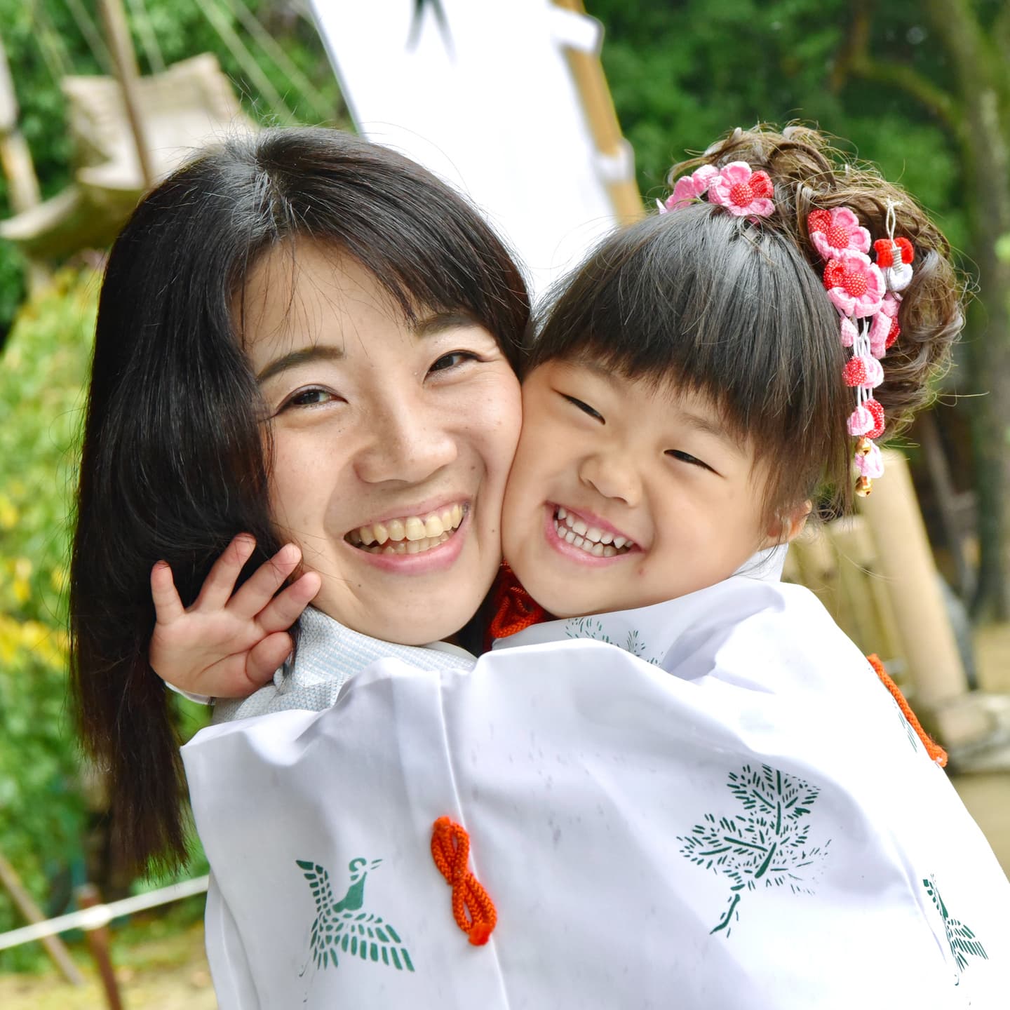 神社で七五三の着物の女の子と男の子
