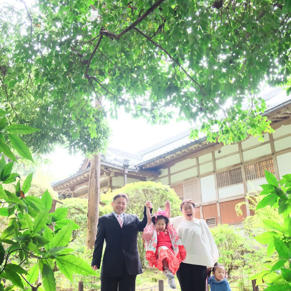 七五三の着物を着た子ども