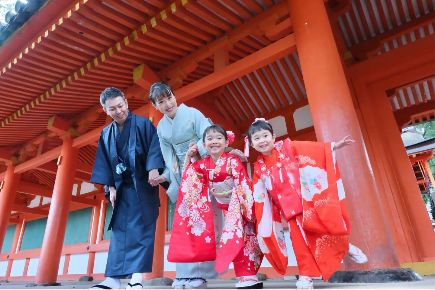 神社で七五三参りの着物の家族写真