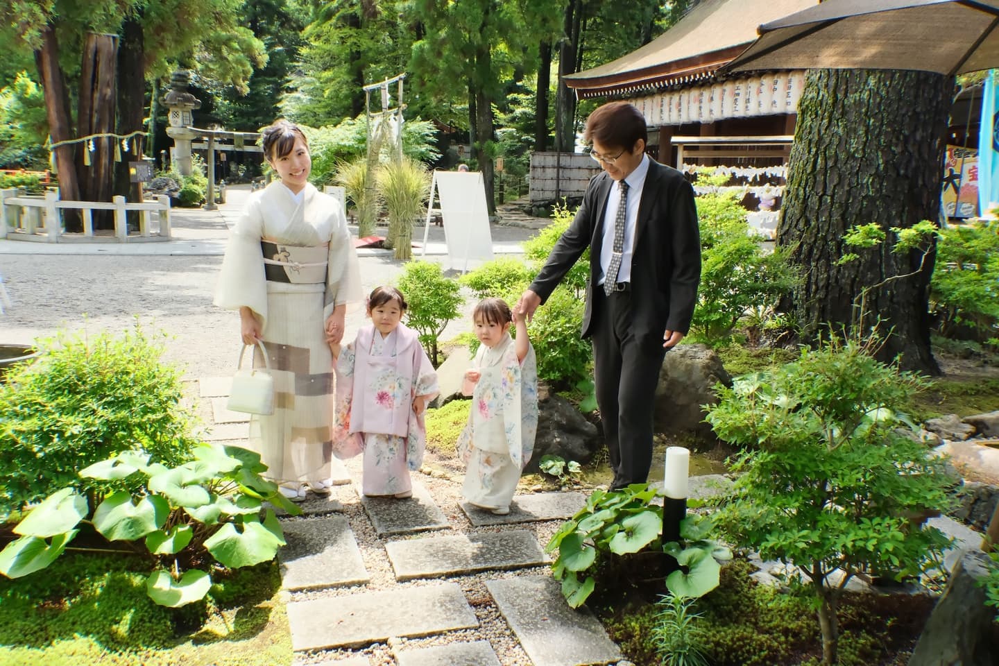 建部大社で七五三参りの女の子の写真