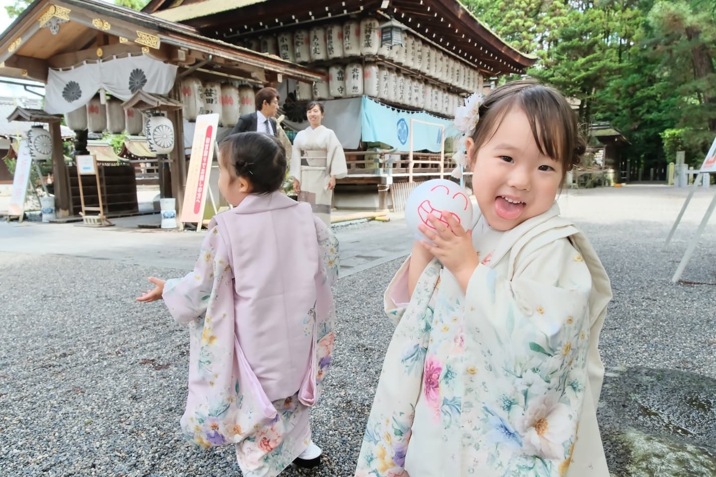 建部大社で七五三参りの女の子の写真