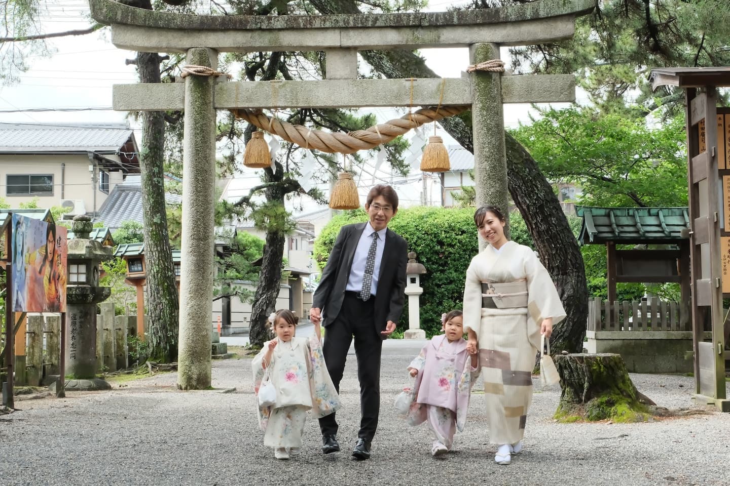 建部大社で七五三参りの女の子の写真