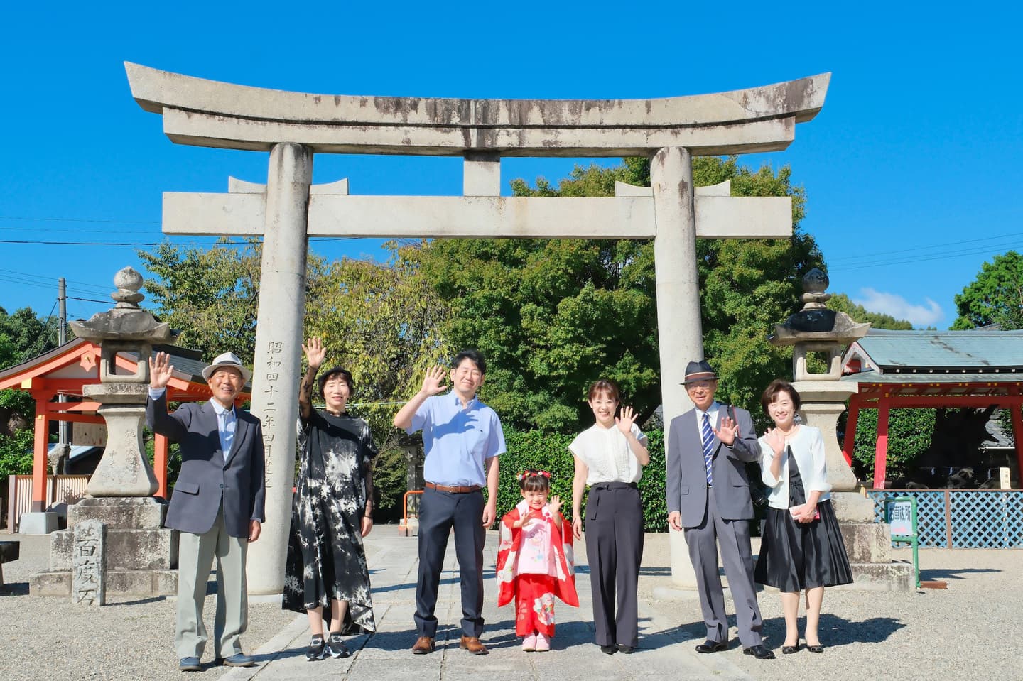 多治速比売神で七五三参りをしている家族