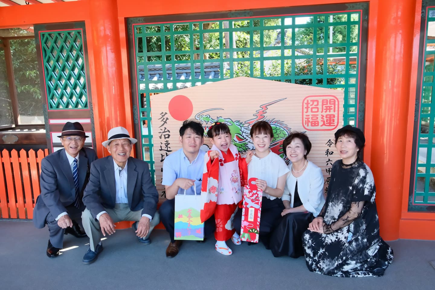 多治速比売神で七五三参りをしている家族