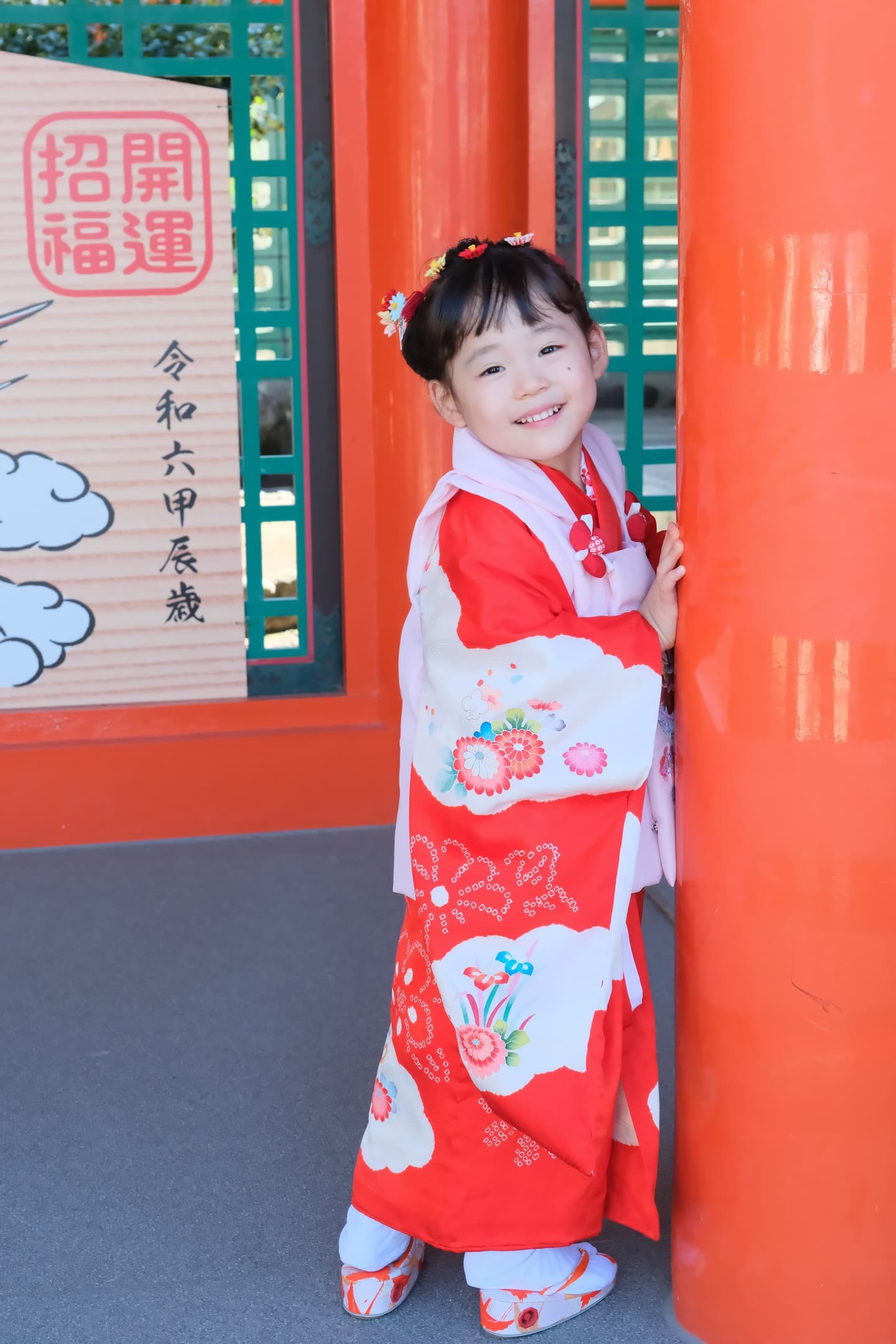 多治速比売神社で七五三参りをする女の子