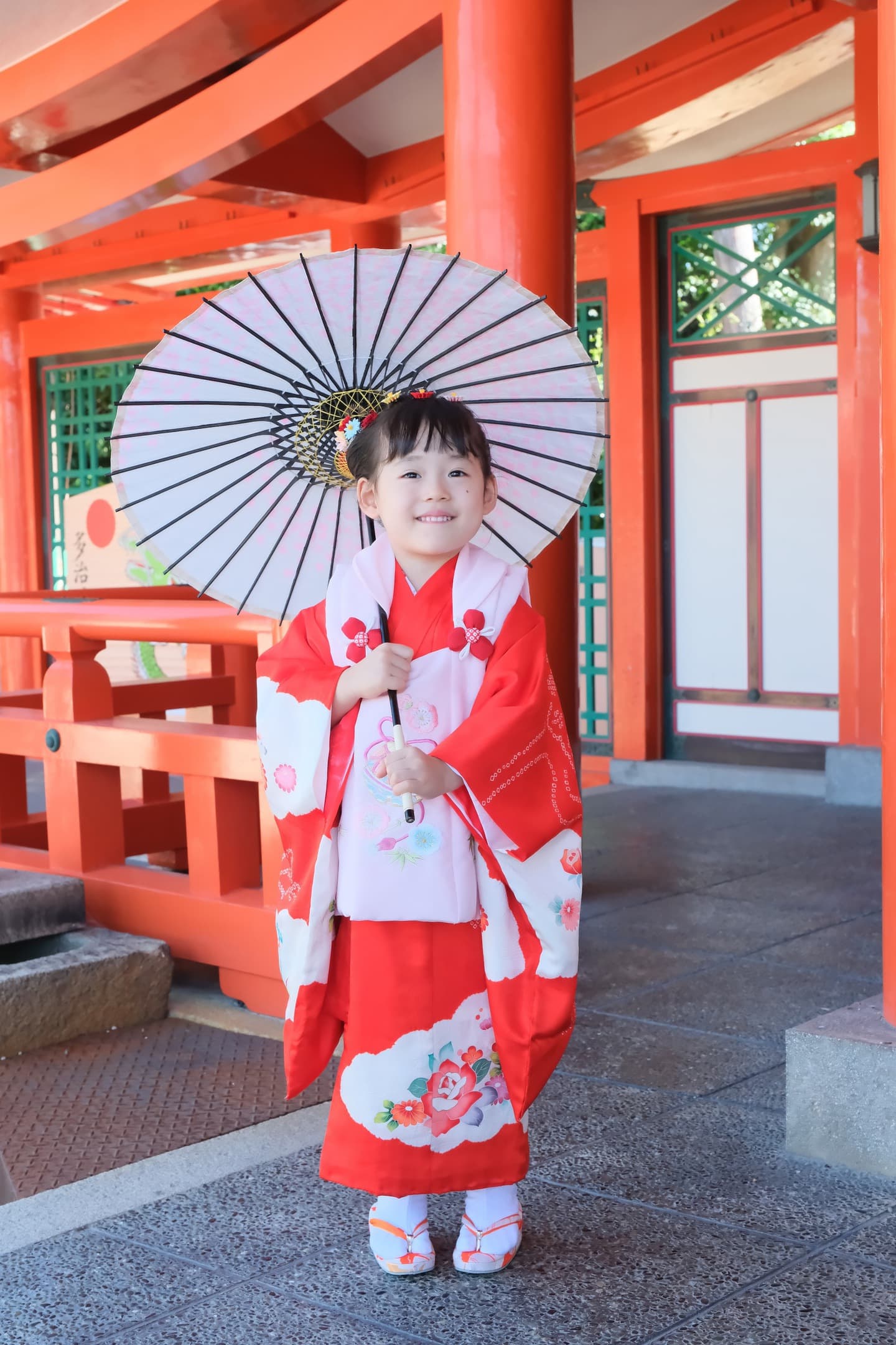 多治速比売神社で七五三参りをする女の子