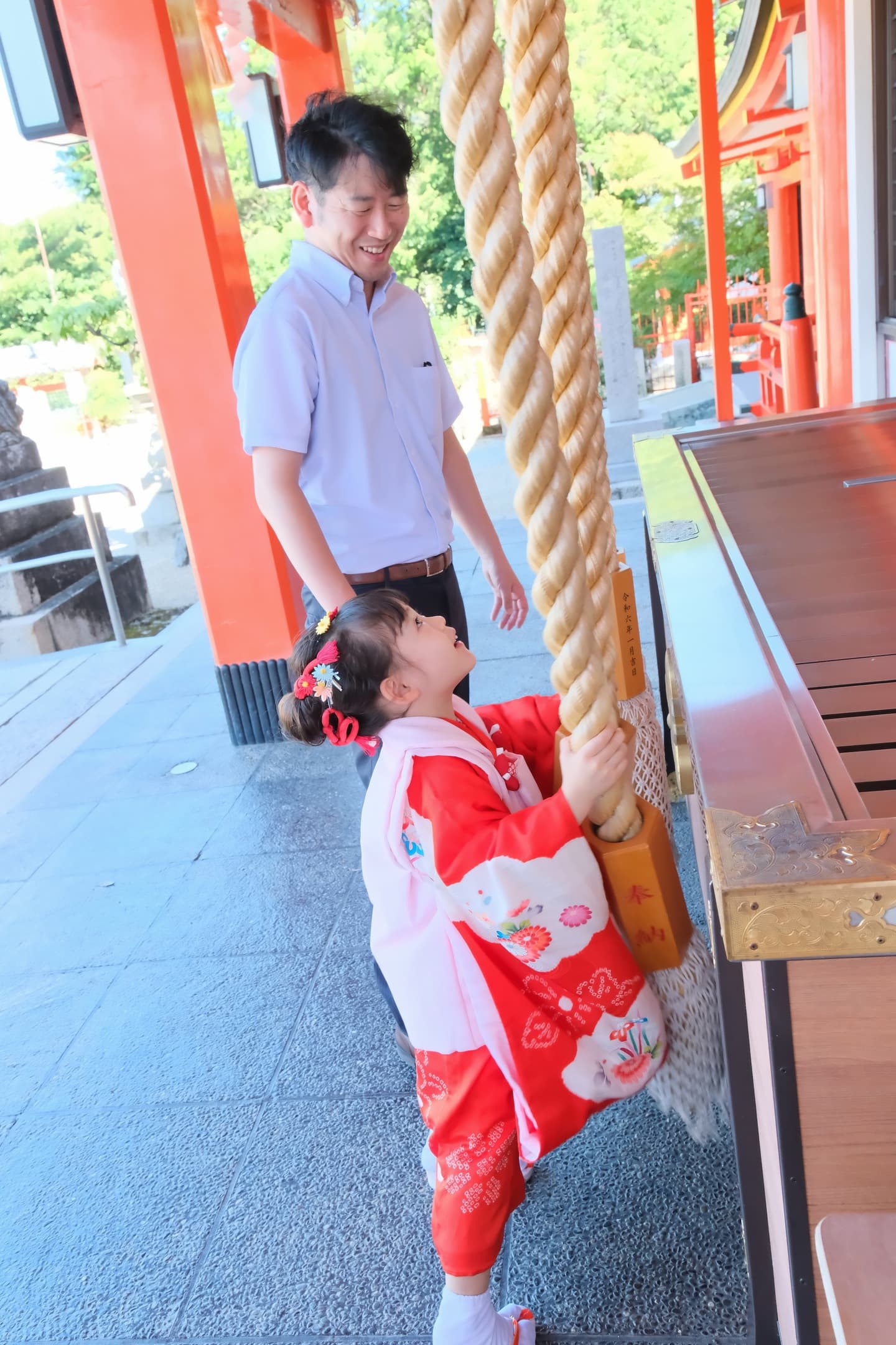 多治速比売神社で七五三参りをする女の子
