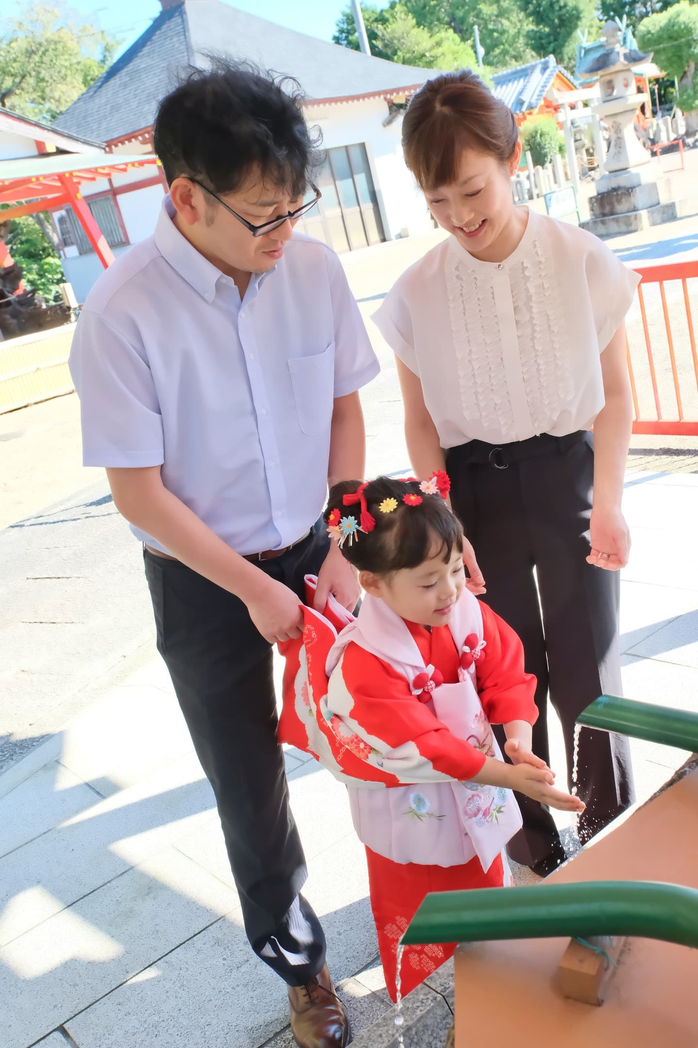 多治速比売神社で手水をする女の子