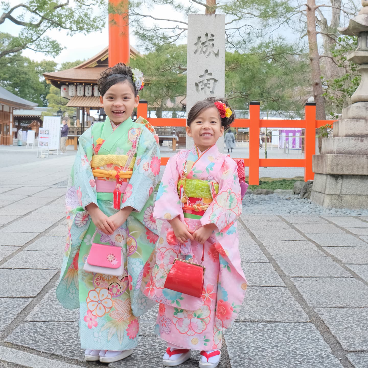 京都の城南宮で七五三参りをした写真