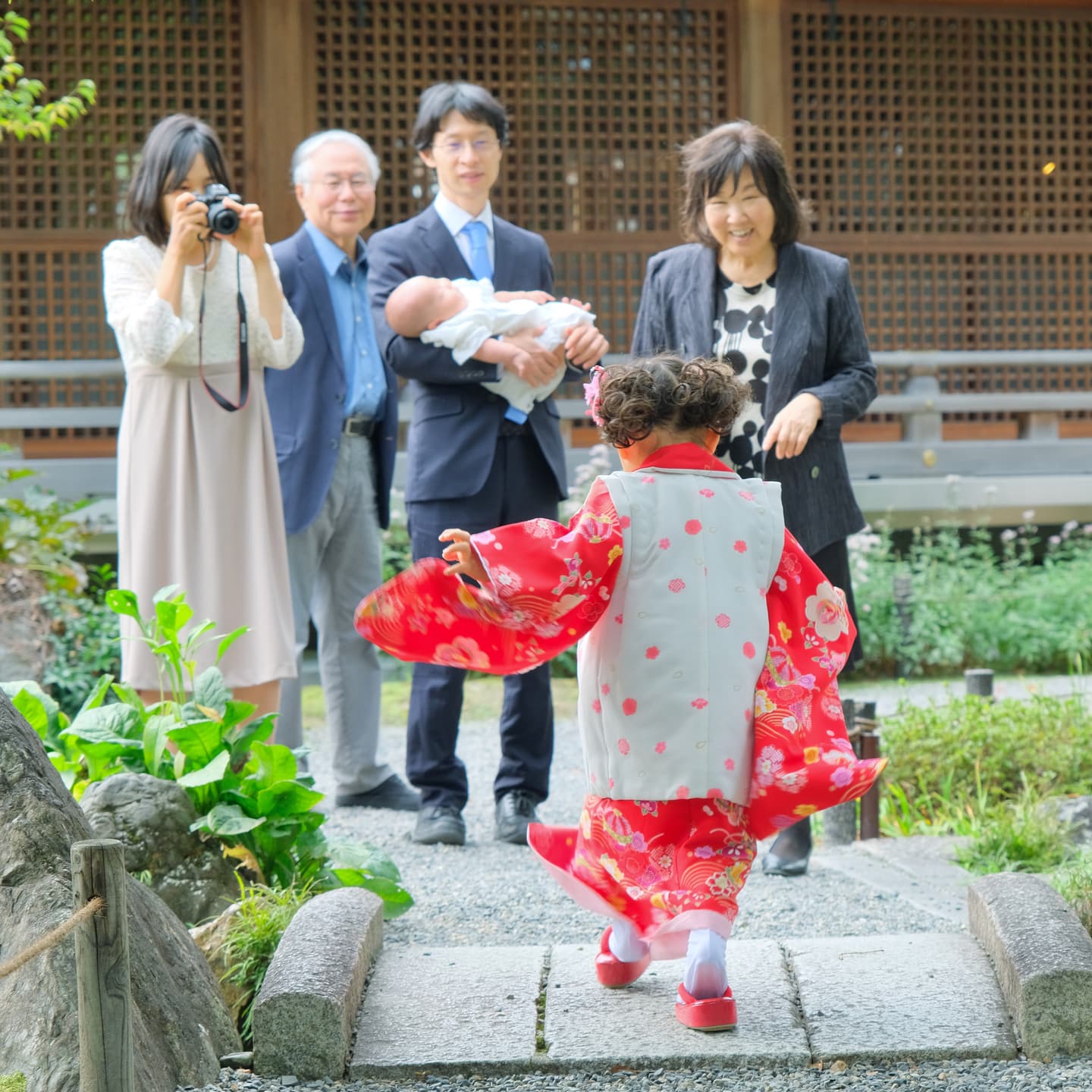 京都の城南宮で七五三参りをした写真