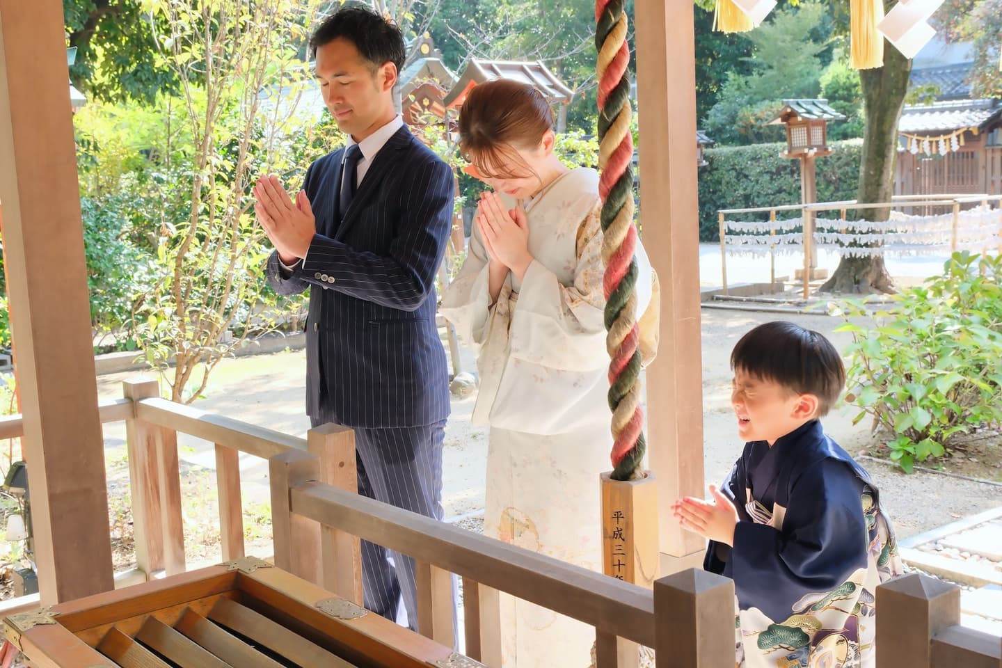 辛国神社で七五三参りの記念写真