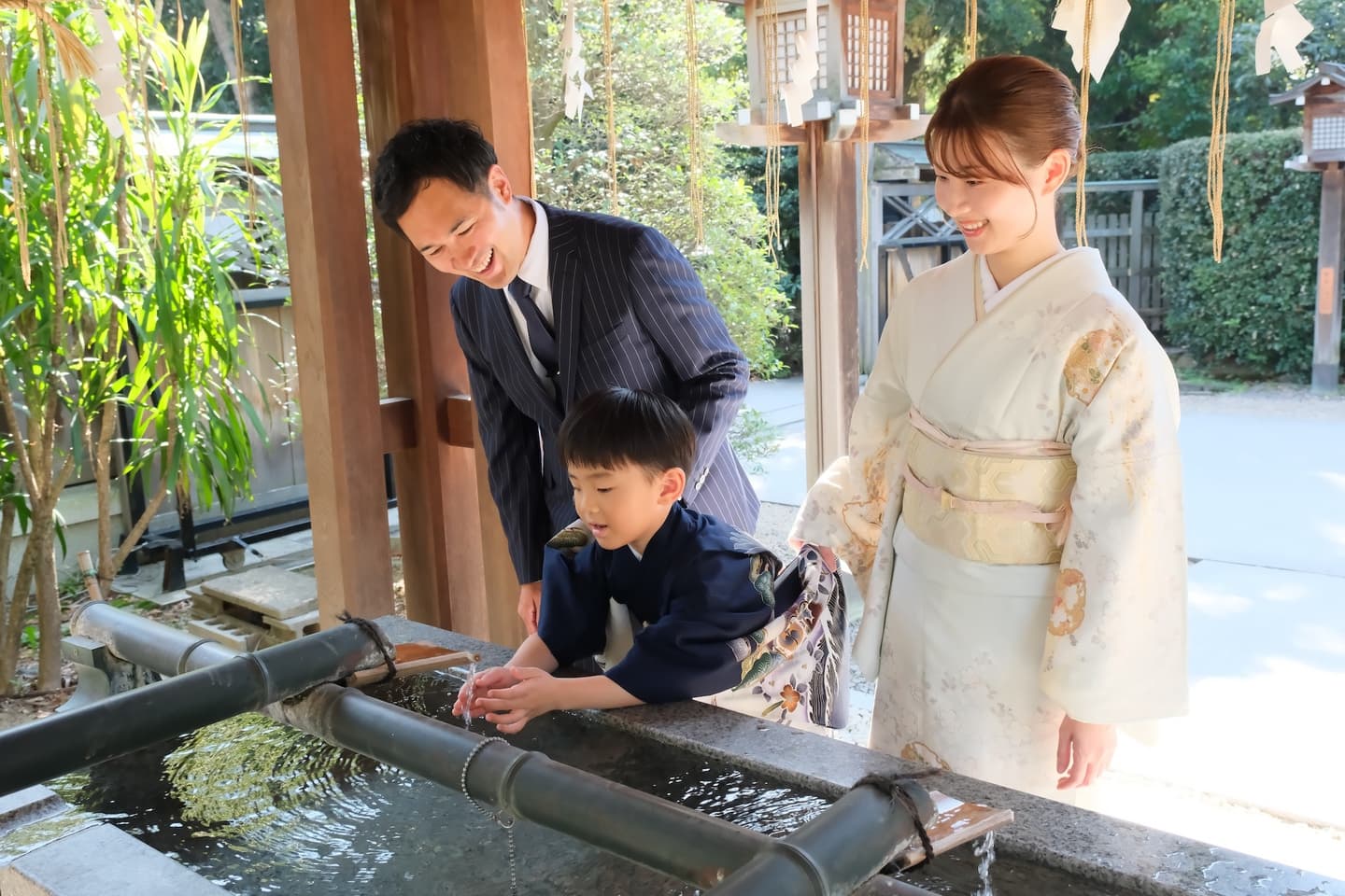 辛国神社で七五三参りの記念写真