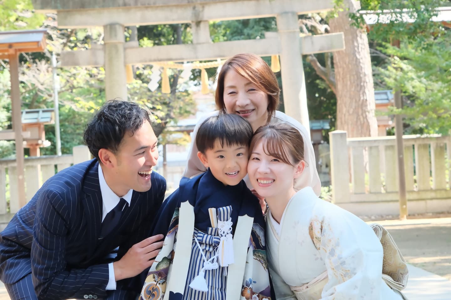 辛国神社で七五三参りの記念写真