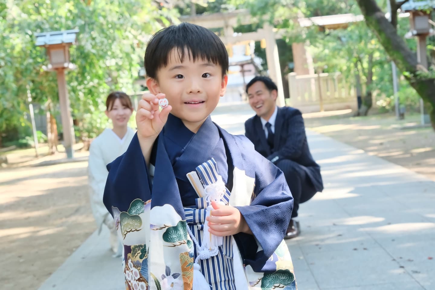 辛国神社で七五三参りの記念写真