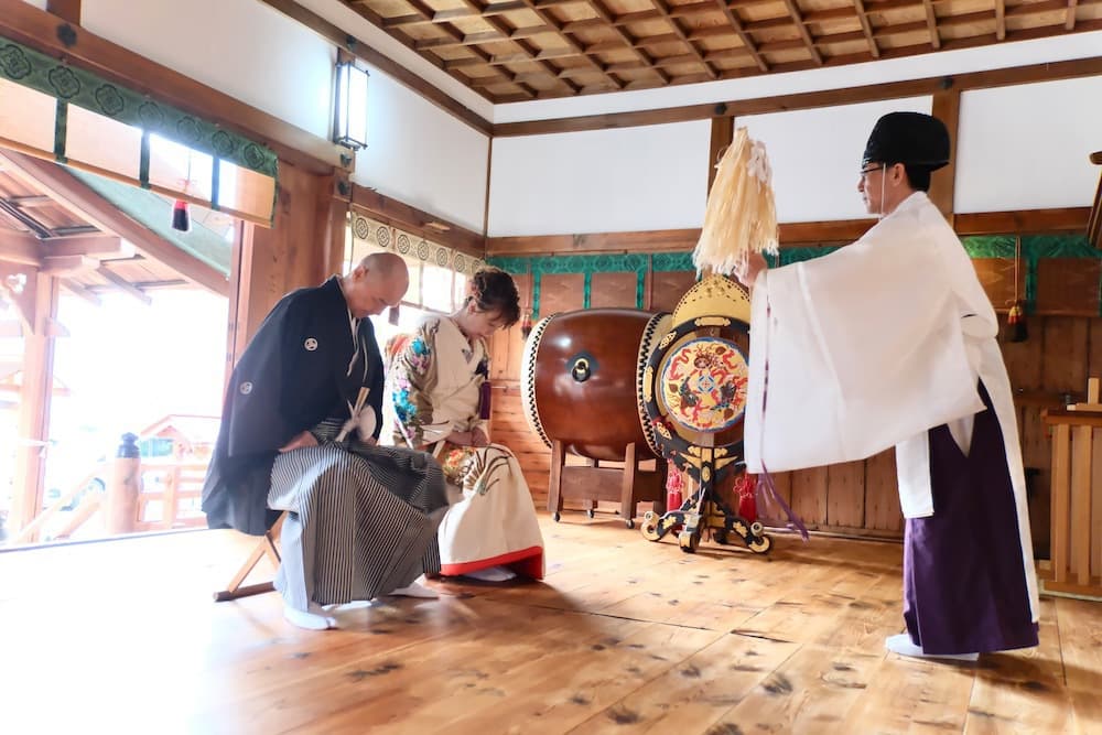 シニアの和装フォトウエディングでお祓いのシーン