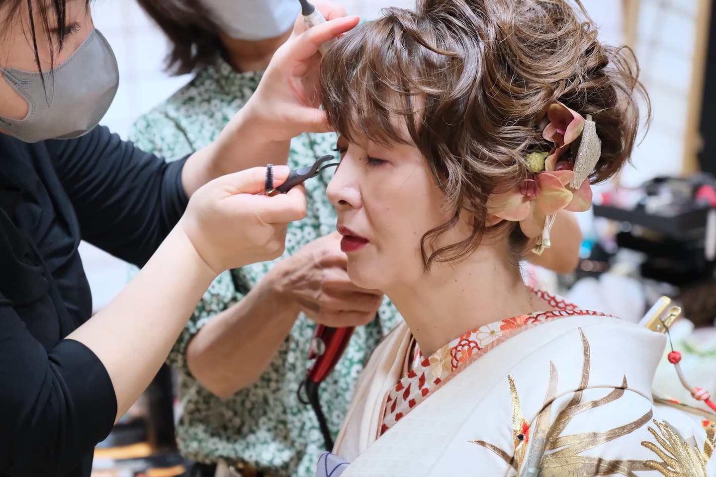 シニアの和装フォトウエディングでヘアメイクのシーン
