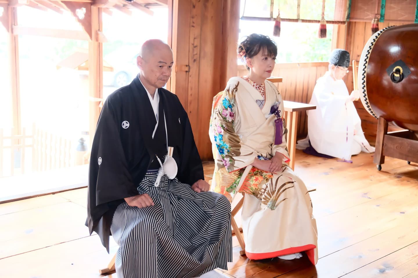 ご祈祷をうけている夫婦