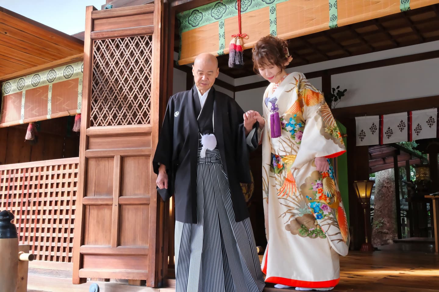 神社で記念写真を撮影している夫婦