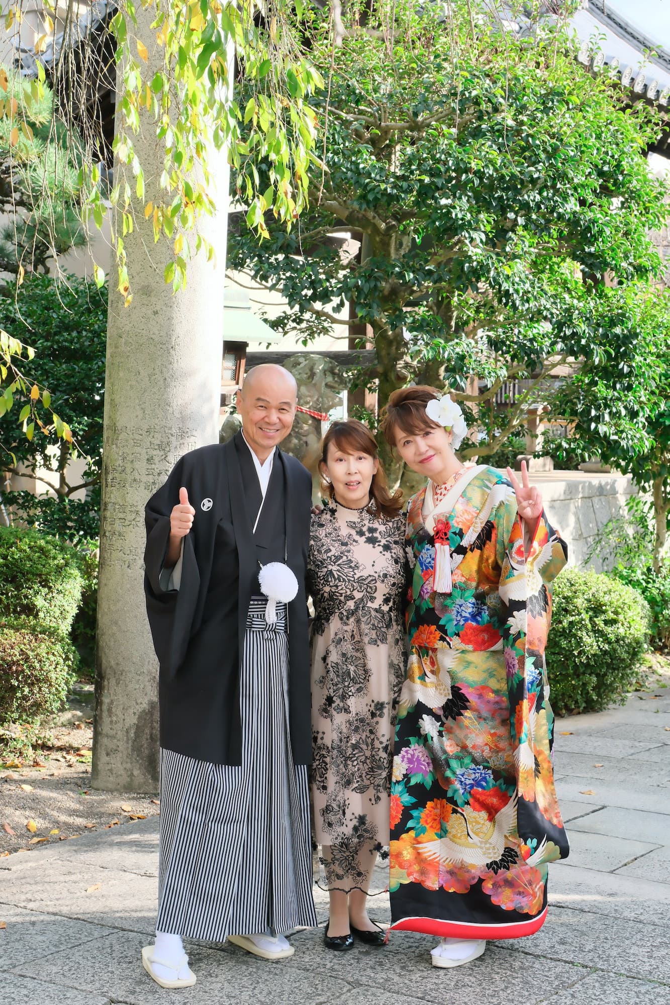 友人と結婚記念日の写真を撮っている夫婦