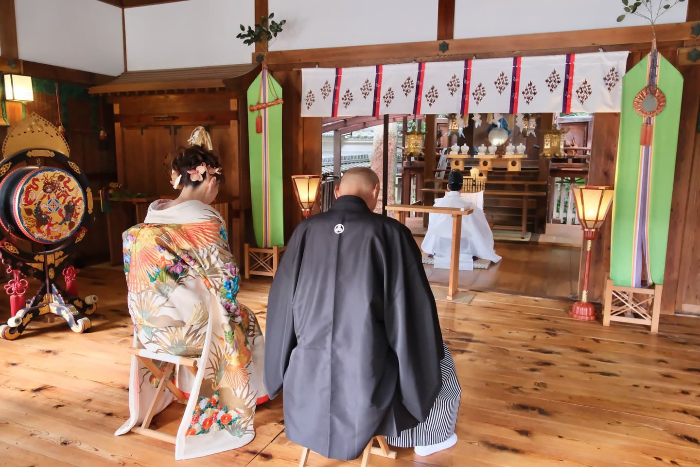ご祈祷をうけているシニア夫婦