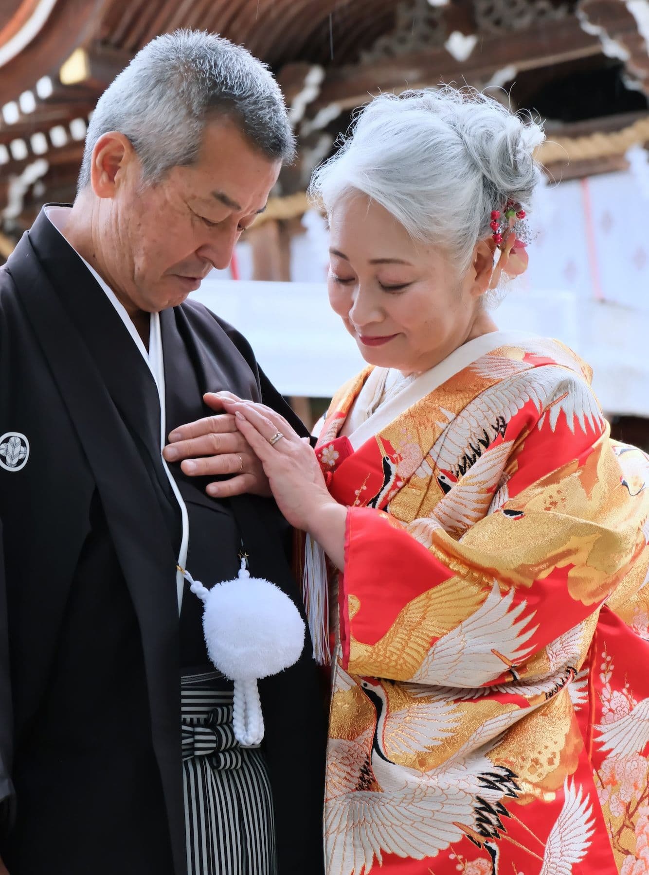 夫の胸に手を添える妻