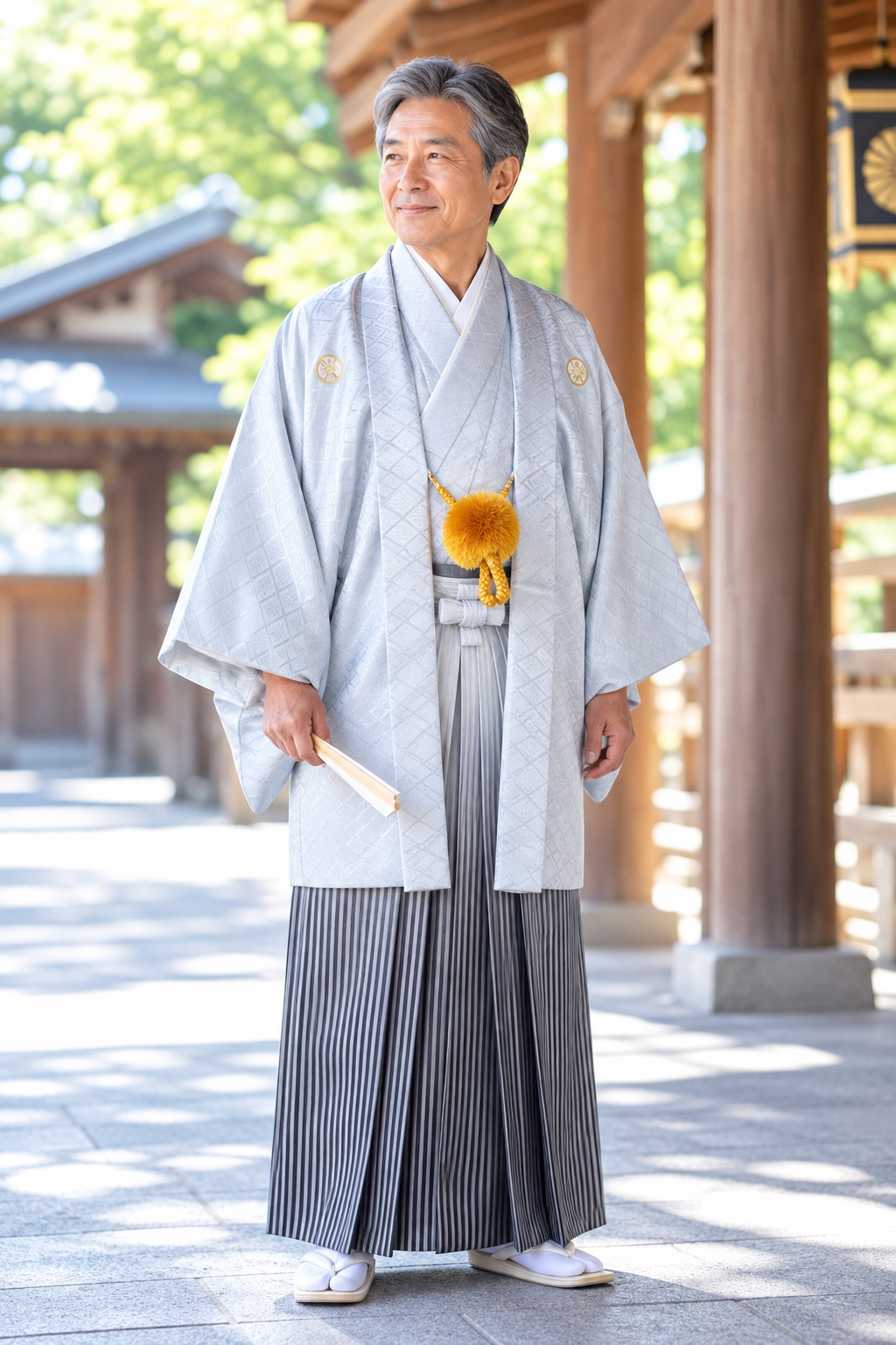 神社で微笑む紋付袴の紳士