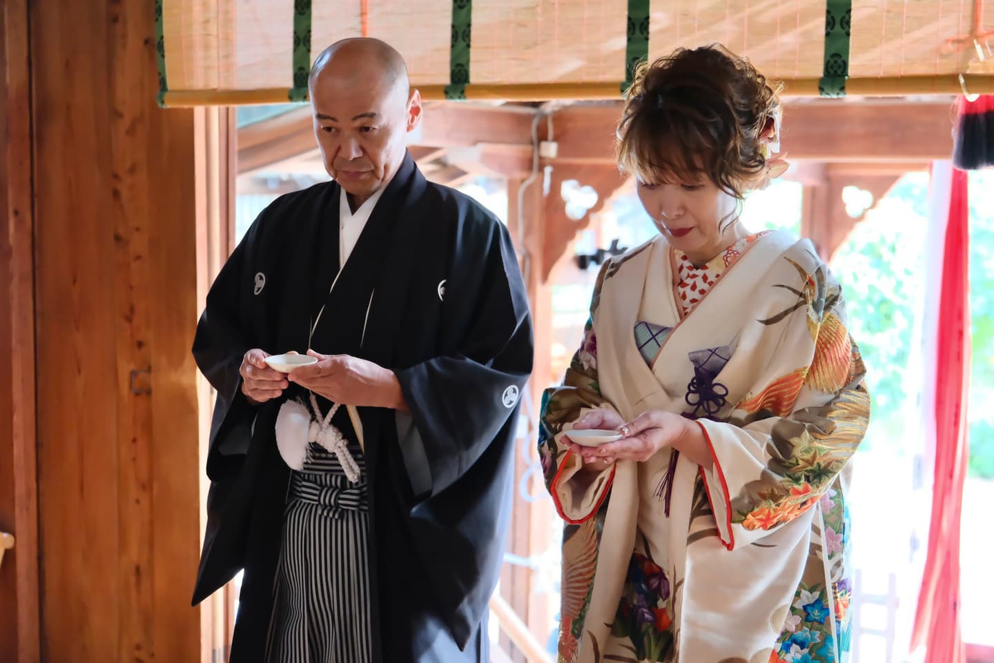 神社の階段に立つ夫婦