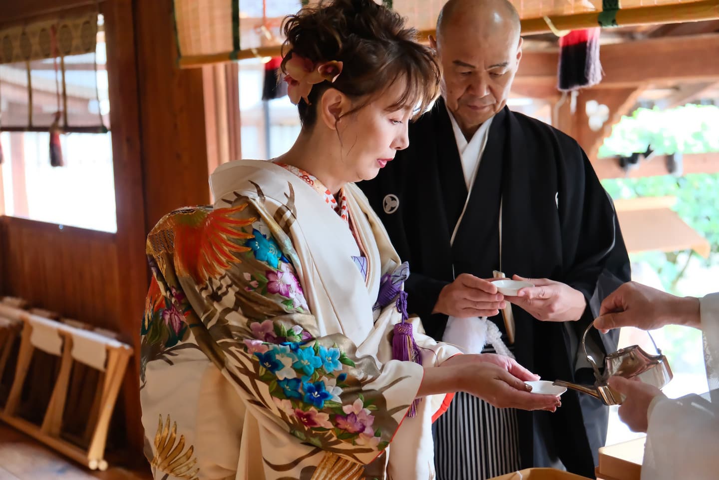 神社の階段に立つ夫婦