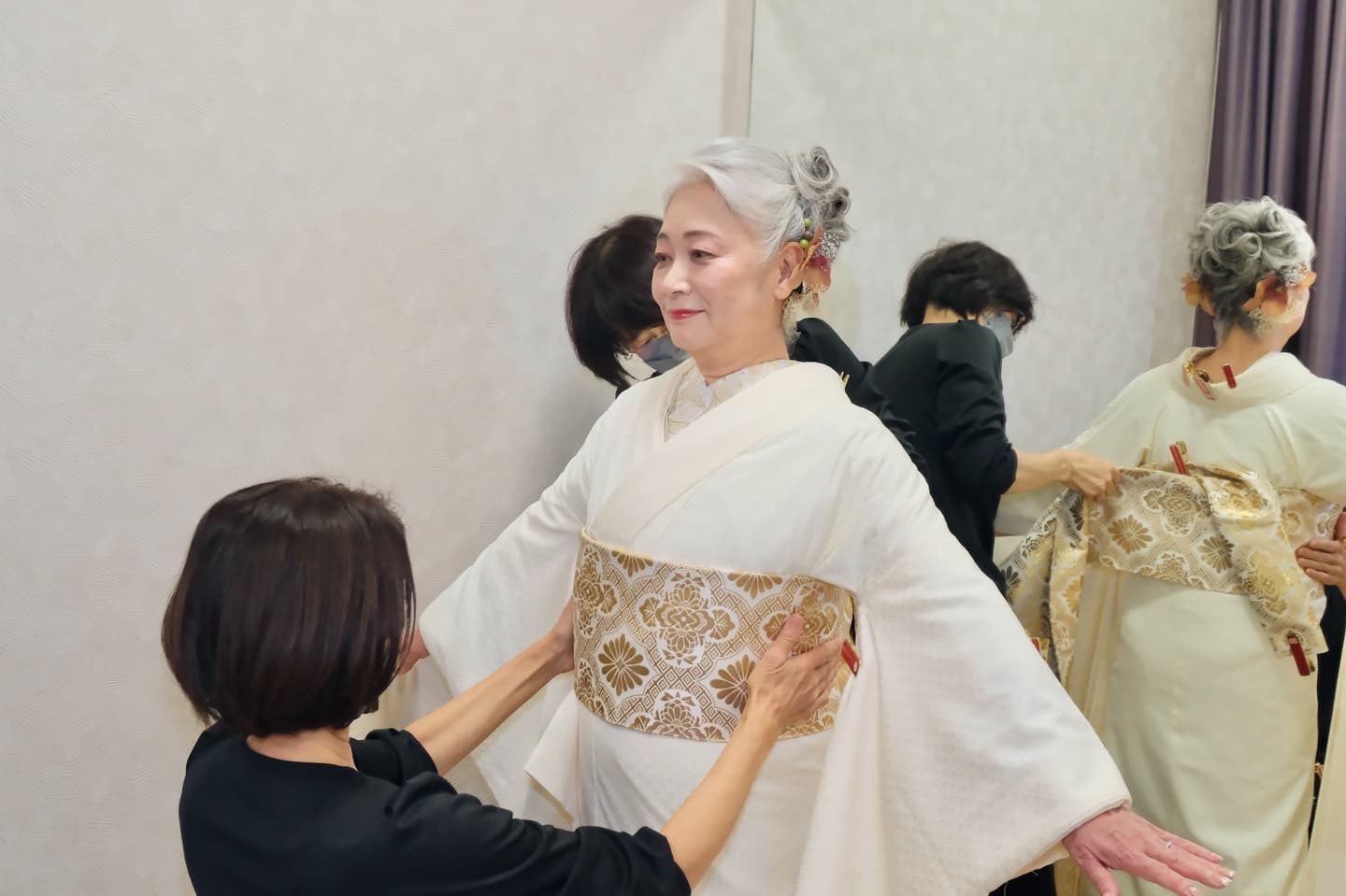 白無垢の着付けをしている花嫁