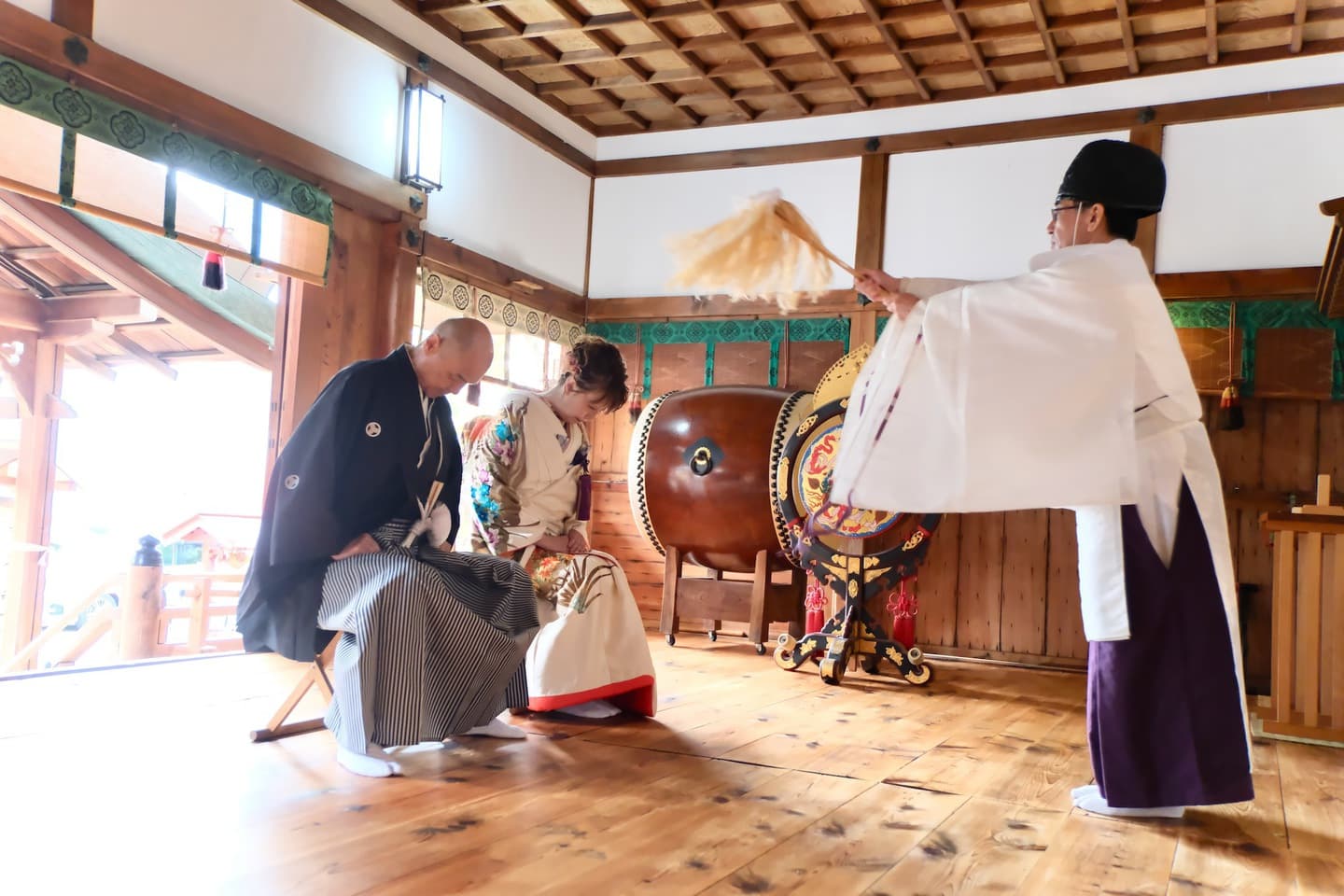 和装着物を着て神社でご祈祷をうける夫婦