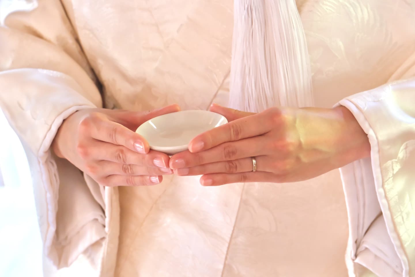 盃を持っている白無垢の花嫁