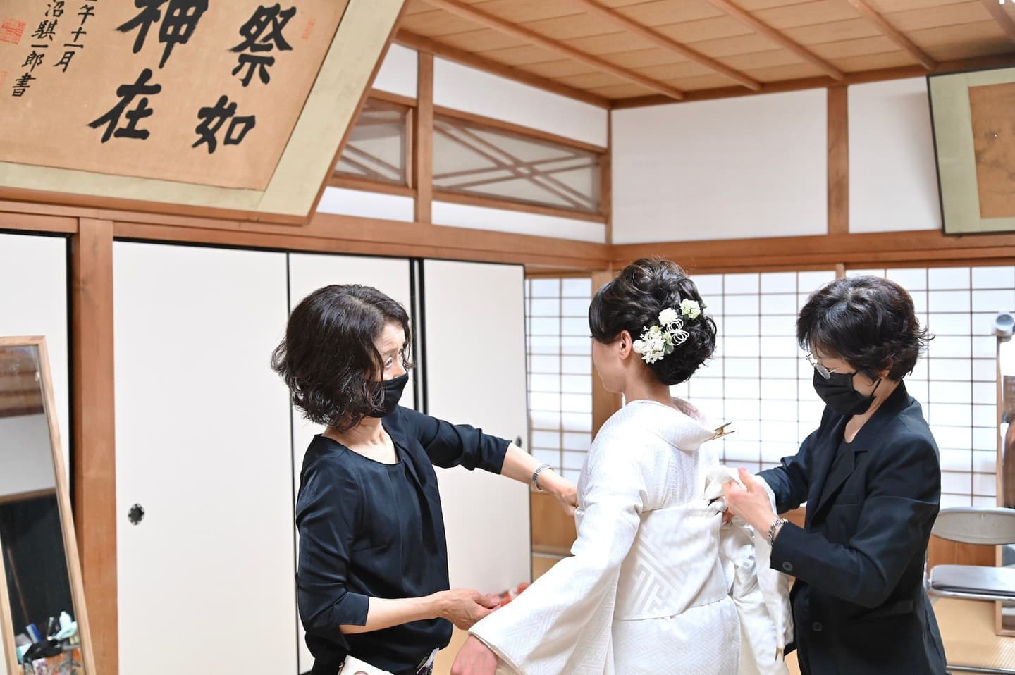 奈良の神社でのフォトウエディングの準備をしている新郎新婦