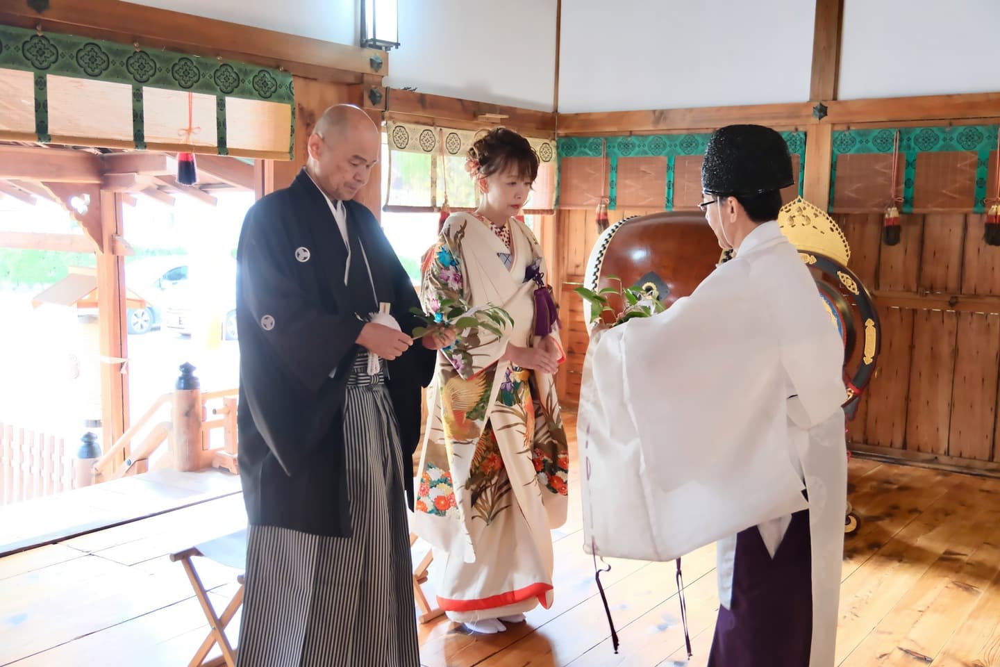 神社でご祈祷をうける夫婦