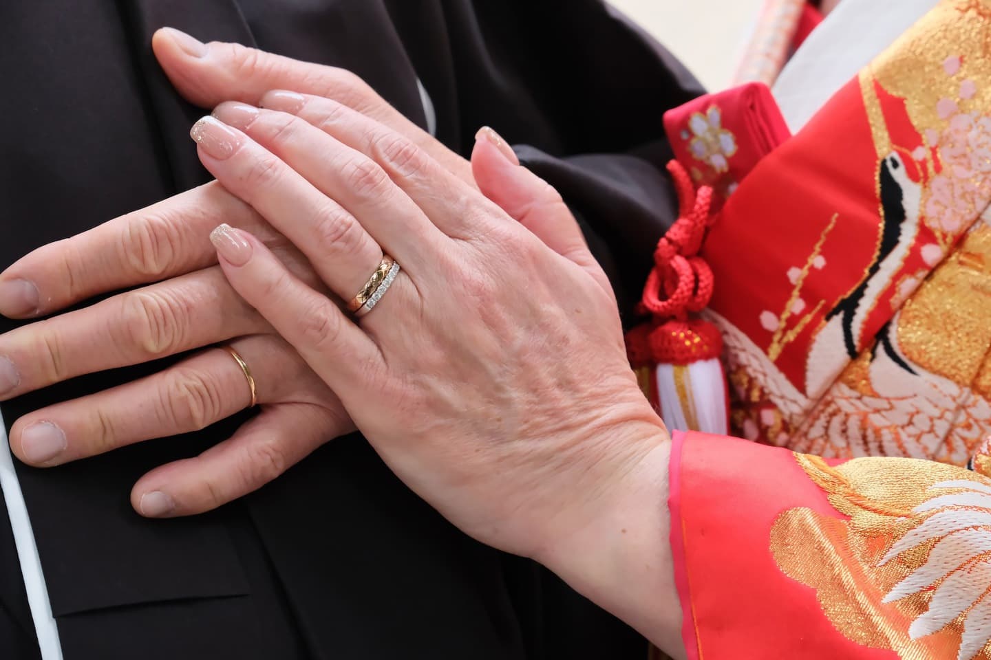指輪をした夫婦