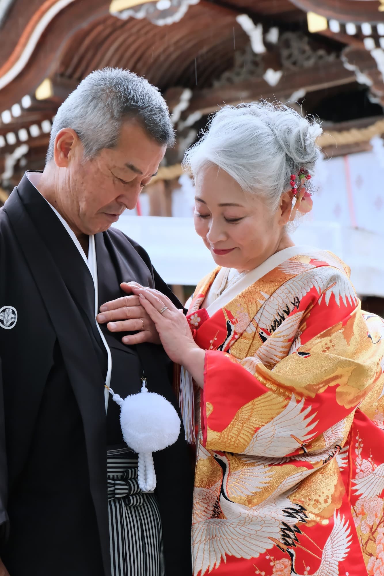 手を重ねて指輪を見つめる夫婦