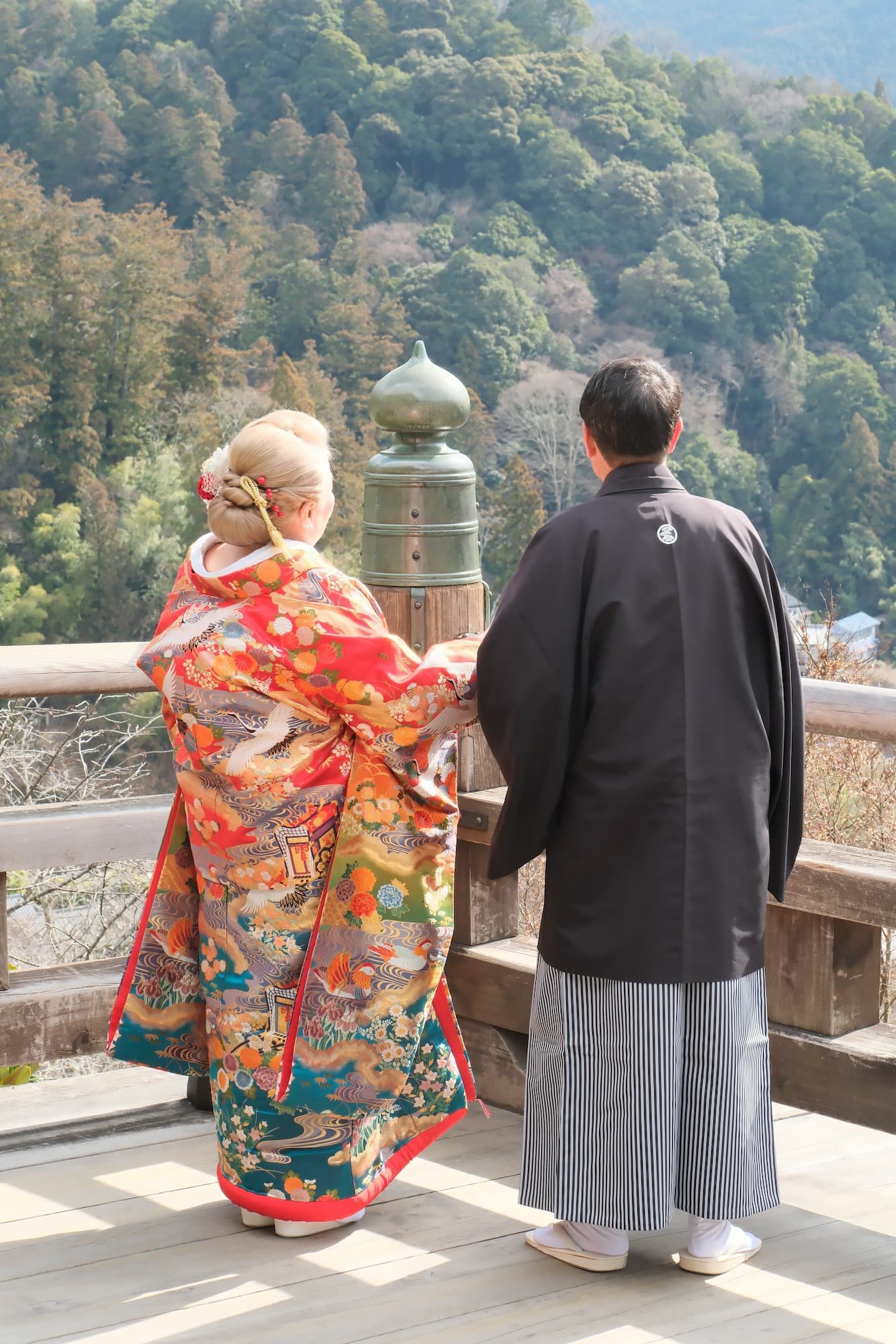 色打掛を着た花嫁の後ろ姿