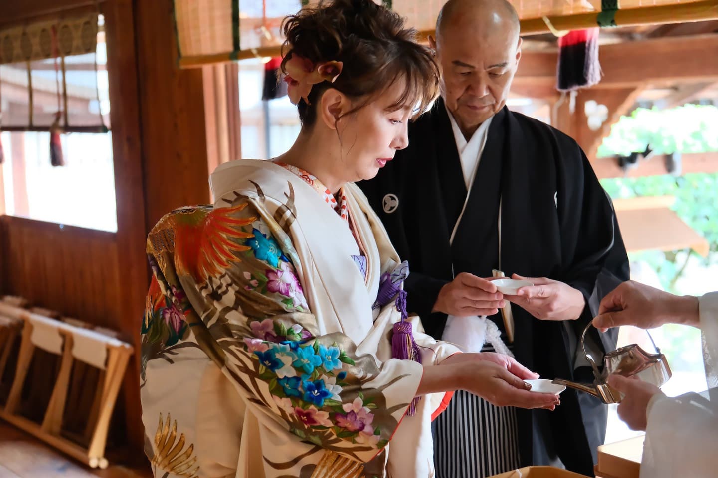 神社でご祈祷を受けている夫婦