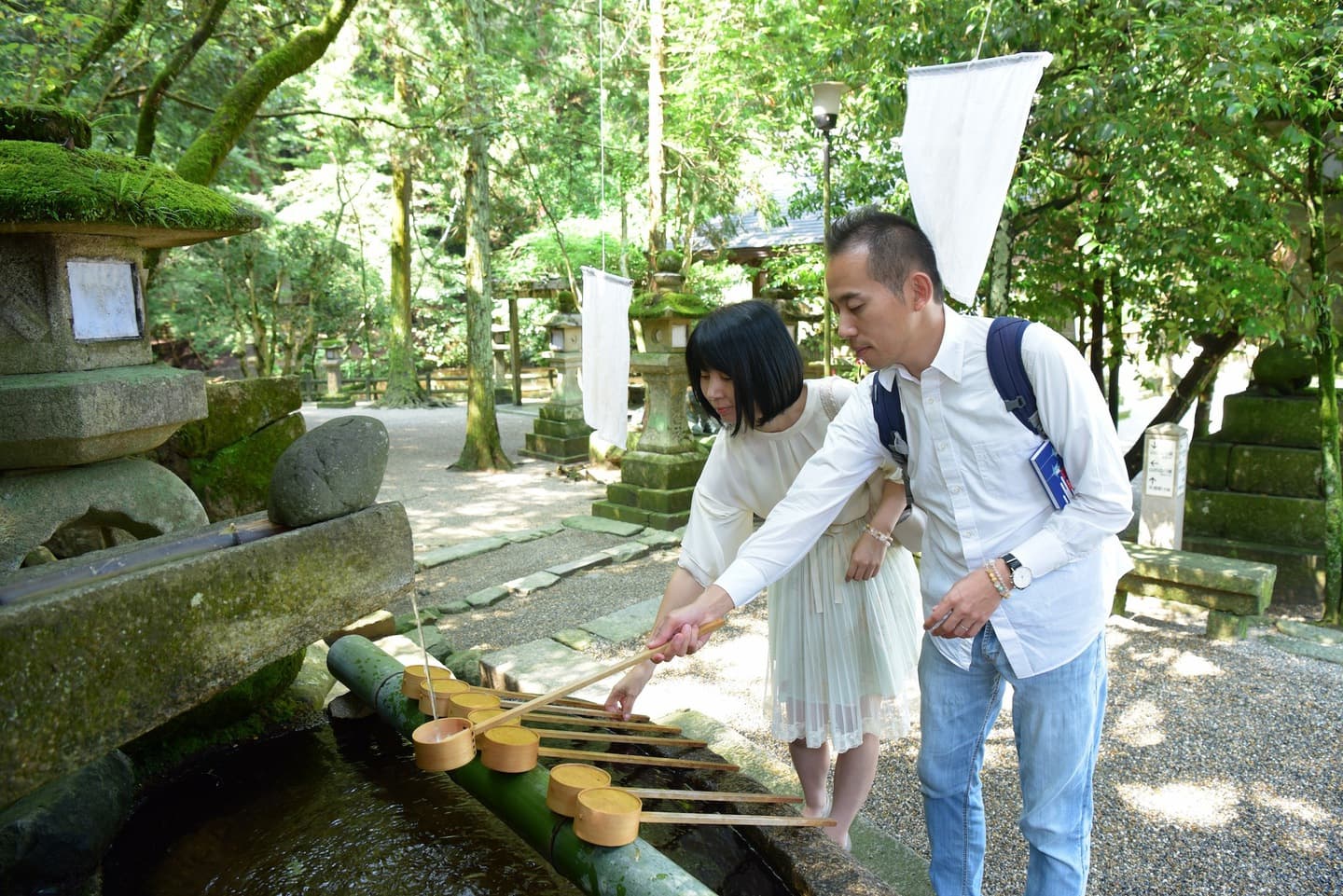 神社で手水をしている夫婦