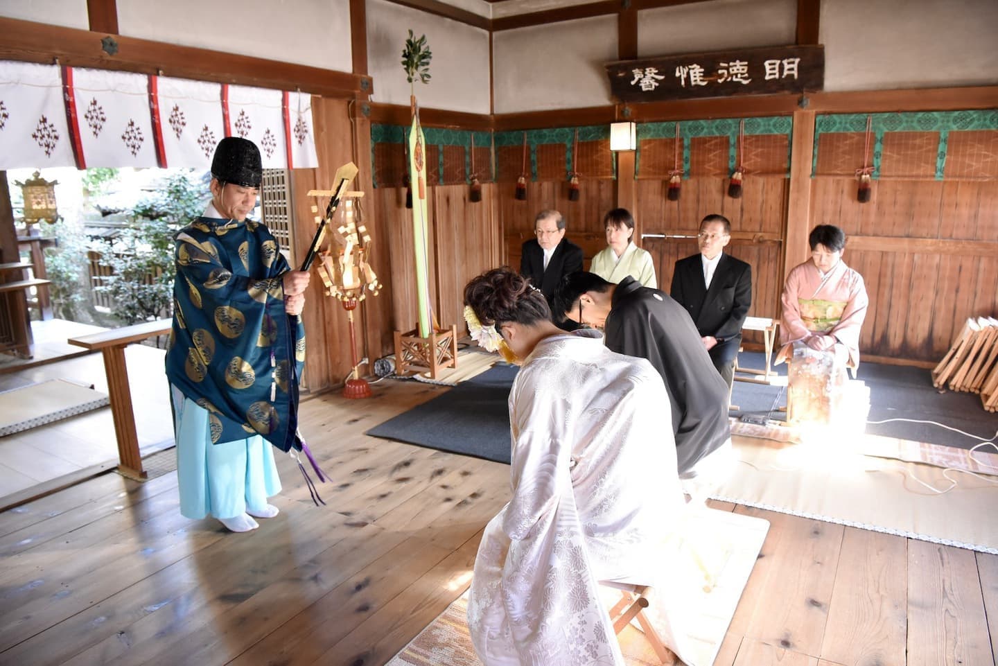 神社でご祈祷を受けている新郎新婦