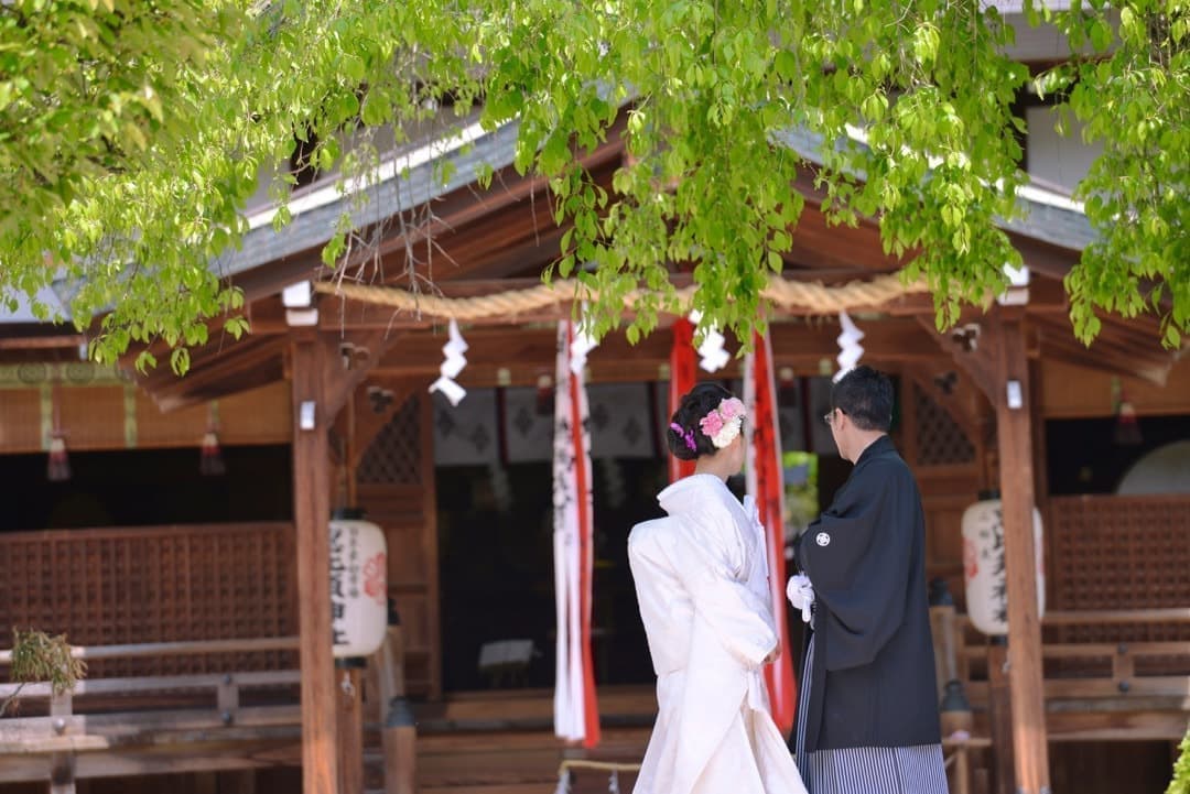 奈良の神社で立っている夫婦