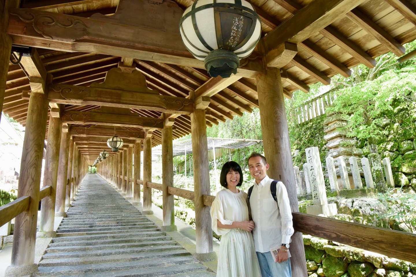 神社の階段に立つ夫婦