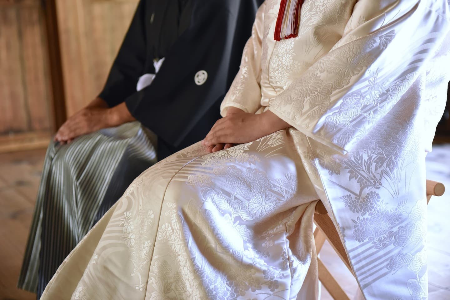 奈良の神社で和装前撮りフォトウェディングをしている新郎新婦